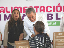 Entrega Pepe Chedraui despensas del programa Alimentación Imparable