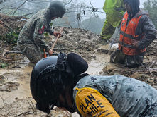 Autoridades despejan caminos dañados a contrarreloj