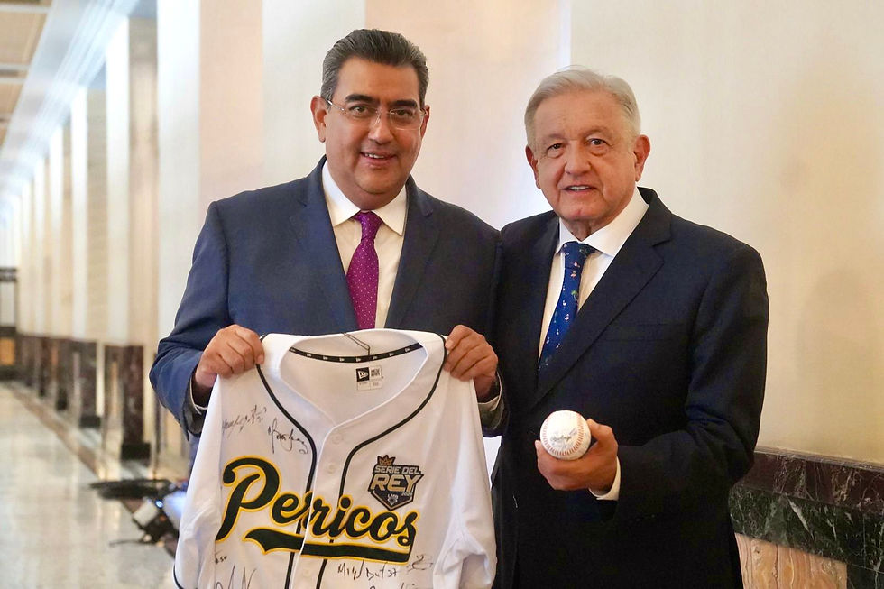 Andrés Manuel López Obrador, recibió una playera y una pelota autografiada por los jugadores del equipo Pericos de Puebla