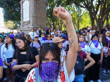 Miles de poblanas participan en la Mega Marcha del 8M