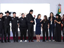 Presenta Sheinbaum a semifinalistas de México Canta 2026
