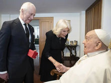 Papa Francisco aparece nuevamente, celebra reunión con Carlos III y visita la Basílica de San Pedro