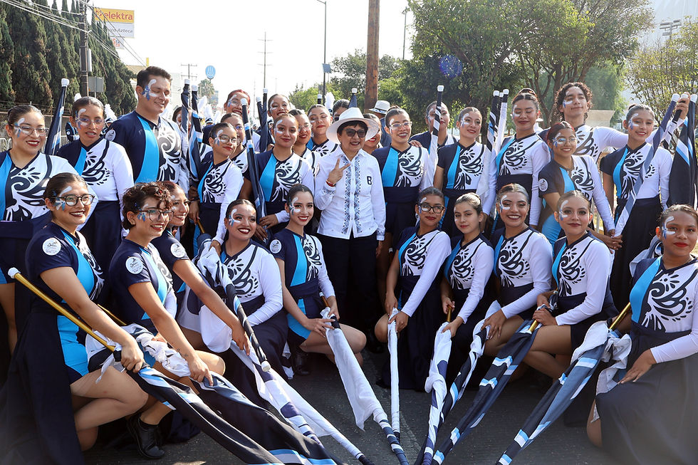 Marcha contingente de la BUAP en el desfile conmemorativo del 5 de Mayo