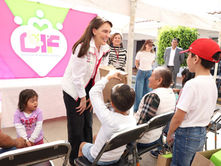 Entrega MariElise Budib obsequios de Día de Reyes a usuarios del CMERI