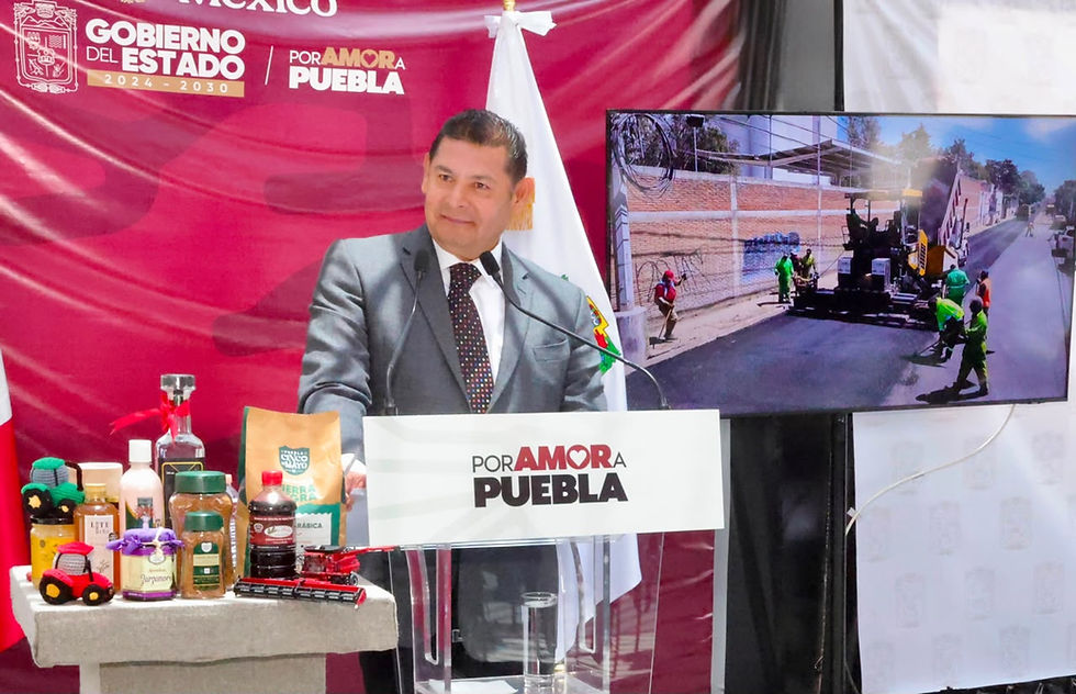 Encabeza Gobierno de Puebla transformación de caminos y vialidades con maquinaria propia.