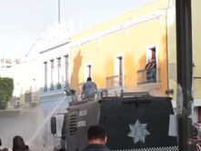 Marcha por el 8M en Tlaxcala termina en arremetida contra la policía, vidrios y protecciones