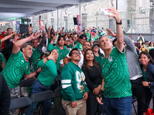 Convive Pepe Chedraui con aficionados durante el encuentro de la Selección Mexicana