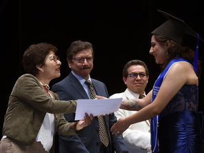Rectora Cedillo reconoce compromiso social de egresados de Economía y Finanzas