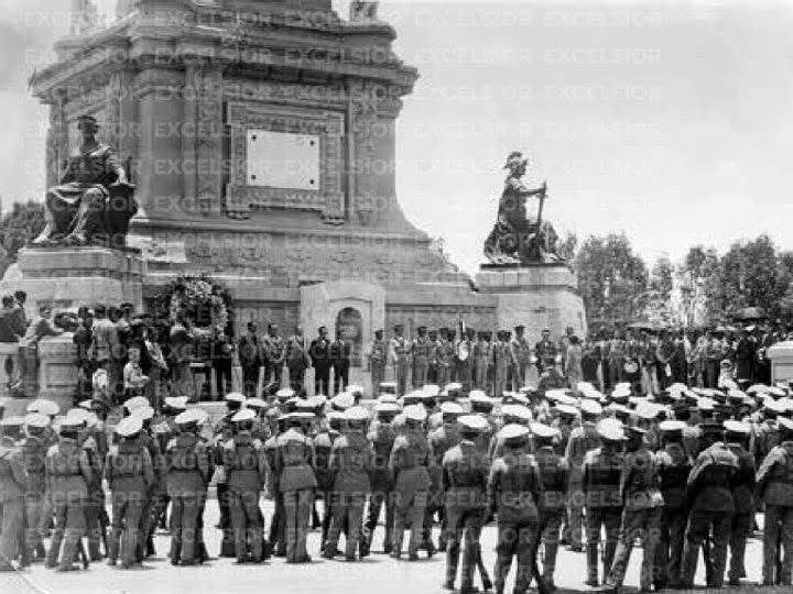 Traslado de los restos de los héroes de la Independencia de México a la Columna del Ángel en 1925. © Archivo Excélsior.