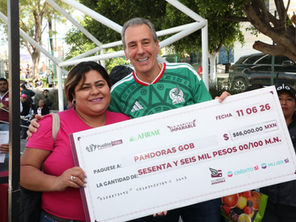 Pepe Chedraui entrega cheques de “Tu Crédito Imparable” en San Jerónimo Caleras
