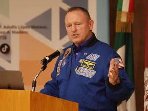 Astronauta de la NASA presenta conferencia en el IPN