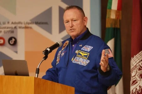 Astronauta de la NASA presenta conferencia en el IPN