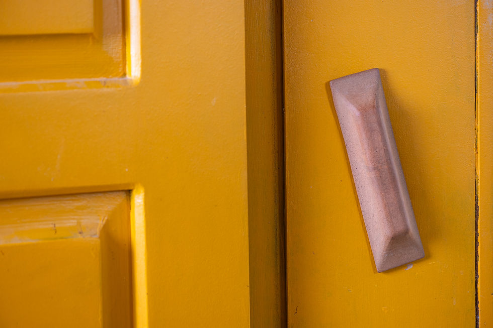 תמונה ממוזערת: בית מזוזה חום בעבודת יד ישראלית על דלת