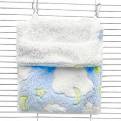 青と白のハンモック、星と月の模様。ペットハンモック 青と茶色、ケージに吊るされたふわふわのベッド。