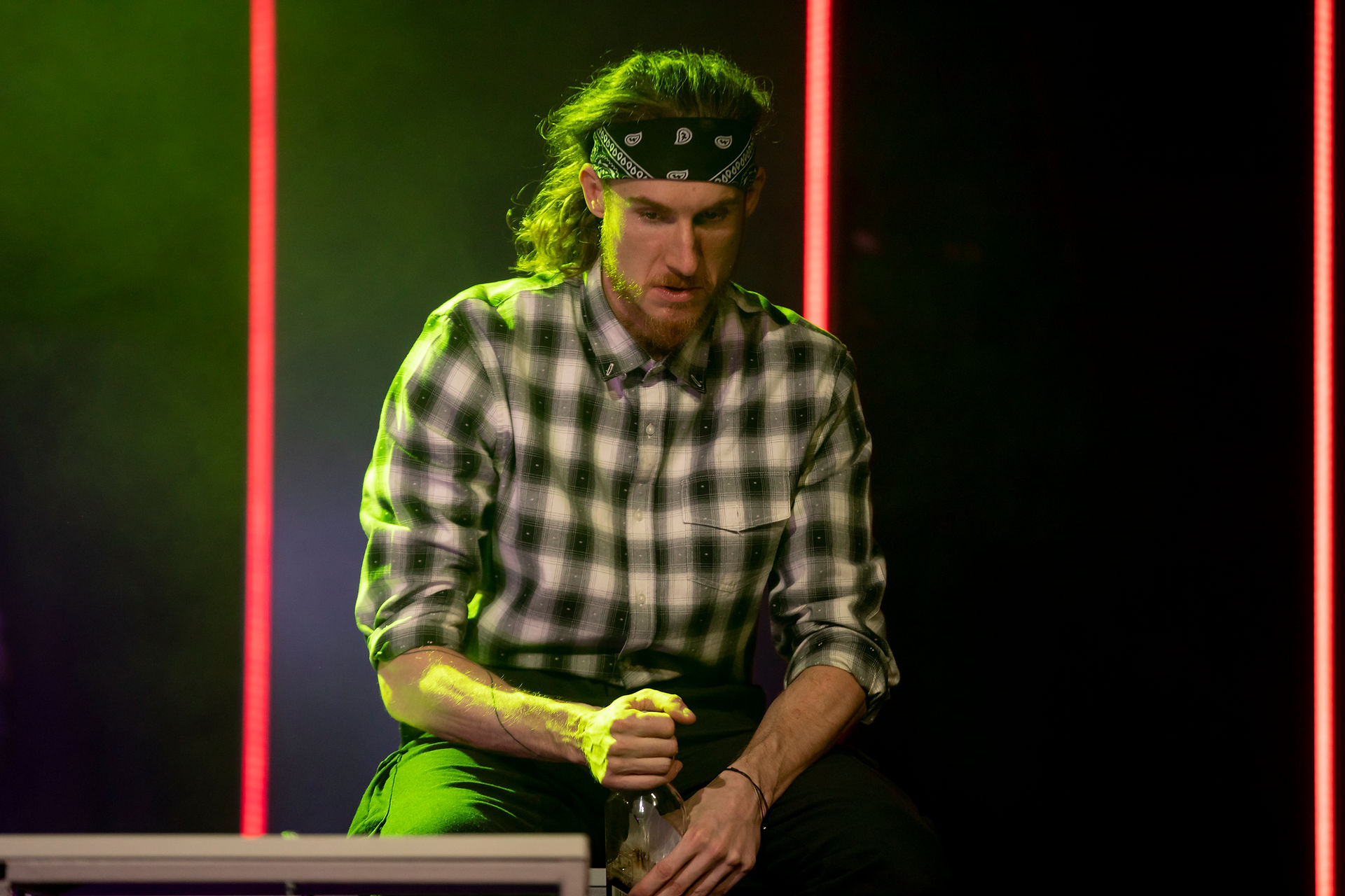 Actorul Adi Gheo pe scenă, spectacol Teorema maimuțelor infinite, Teatrul Tudor Vianu