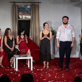 Actori pe scenă in timpul spectacolului "Tango, mosieur?"