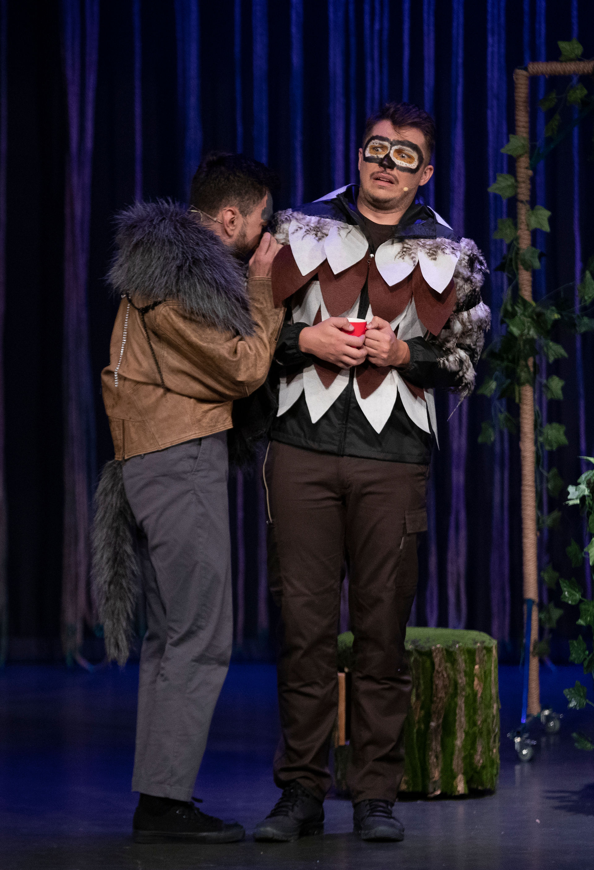Doi actori în scenă, "Alexander T Lupul și cele 3 purcelușe ", Teatrul Tudor Vianu