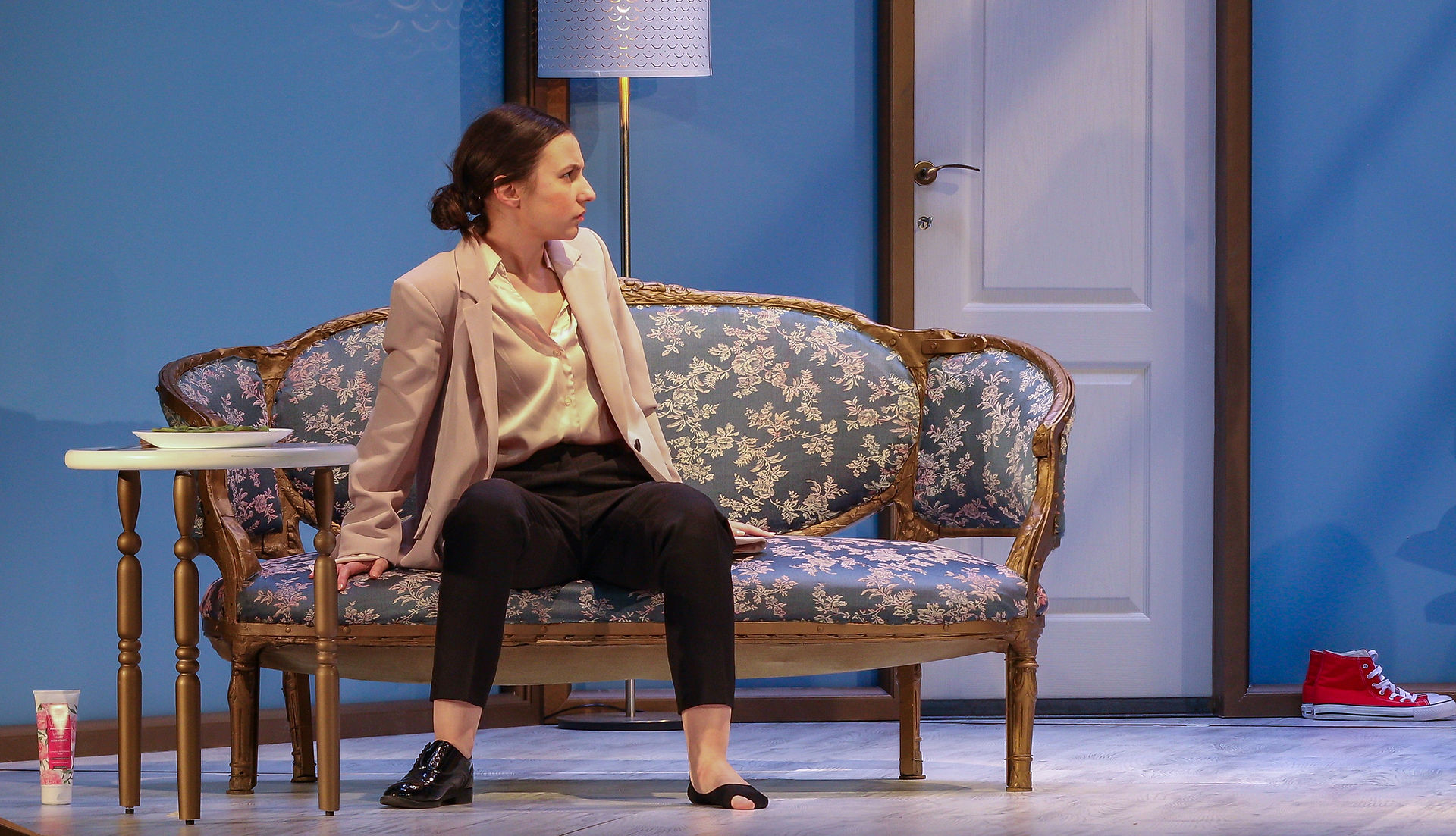 Actriță pe canapea, scenă teatrală
