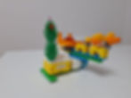 Construcție LEGO colorată, la atelierul de programare la Casa lui Moș Crăciun