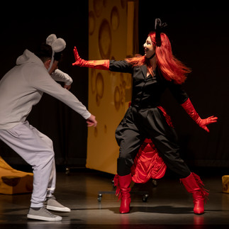 Scenă din spectacolul de teatru pentru copii "Șoriceii adoră cașcavalul"