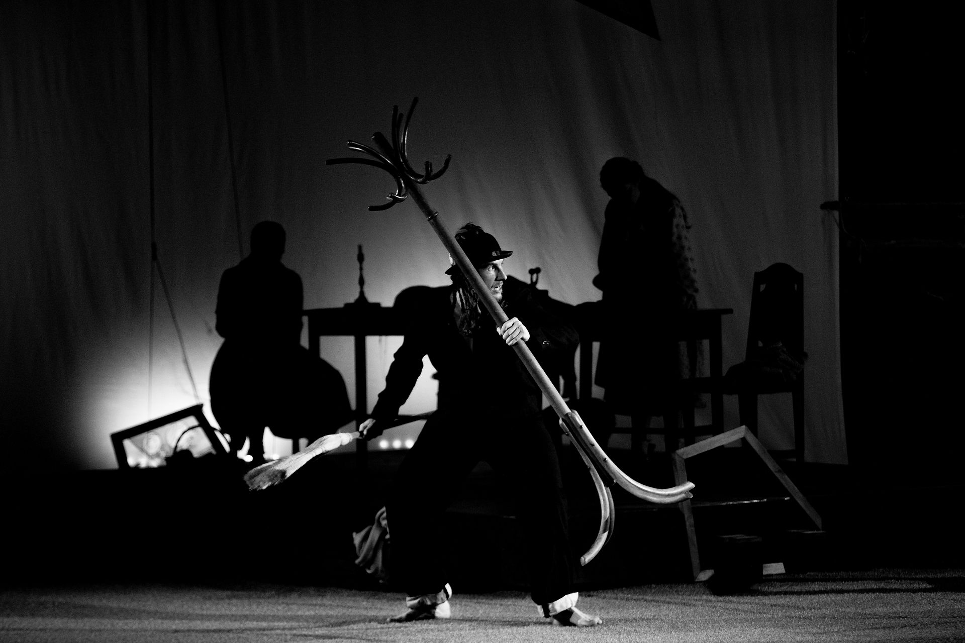 Actor pe scenă, ținând un obiect neobișnuit, Teatrul Tudor Vianu