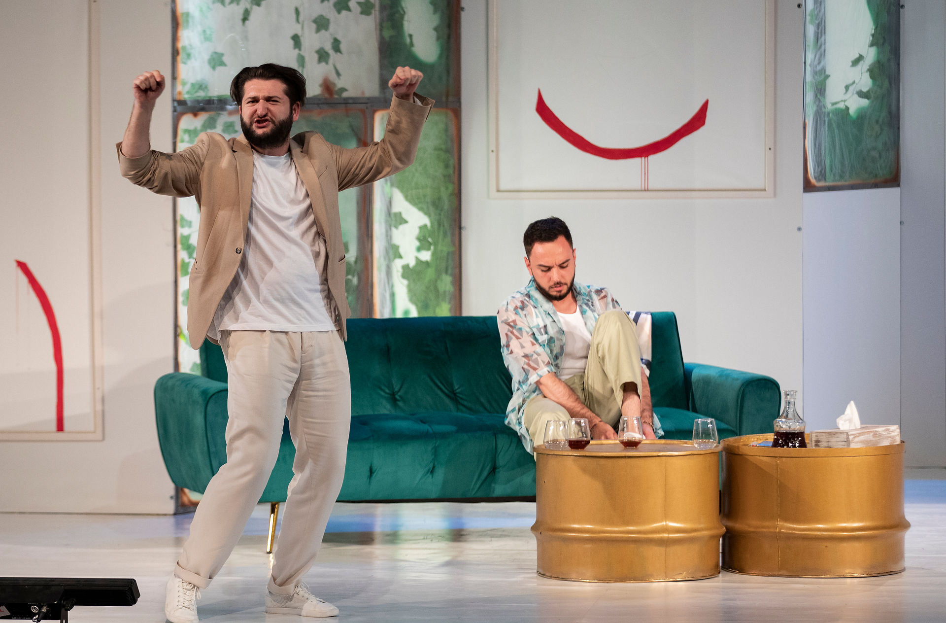 Doi actori pe scenă, Teatrul Tudor Vianu