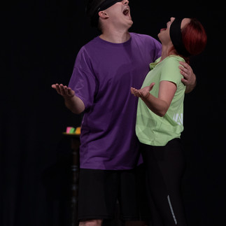 Doi actori pe scenă, la Teatrul Tudor Vianu