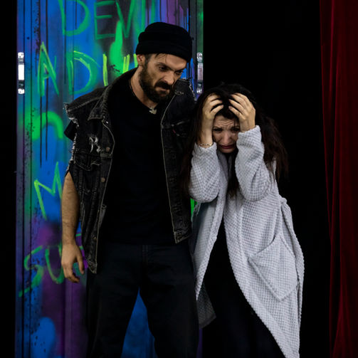 Actorii Robert Poiana și Georgiana Vrațiu in spectacolul de teatru pentru adolescenți "Ziua în care am înțeles"