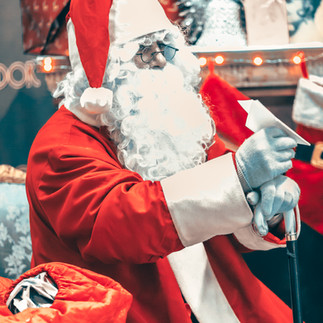 Moș Crăciun citește o scrisoare