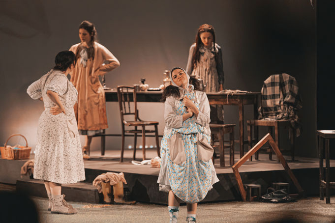 Actrițele Ana Sivu-Daponte, Madalina Bors, Oana Dragne și Claudia Morosanu în spectacolul de teatru "Dansând la Lughnasa"