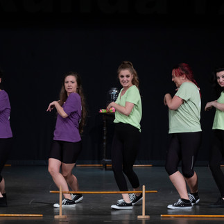 Cinci dansatoare pe scenă, spectacol Teatrul Tudor Vianu