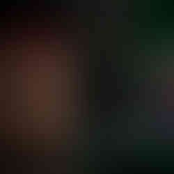 Actor pe scenă lângă o cutie, spectacol Teatrul Tudor Vianu