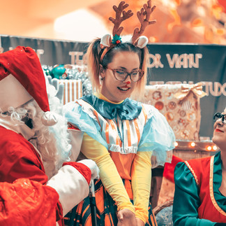 Moș Crăciun, clovn, și elf la Teatrul Tudor Vianu