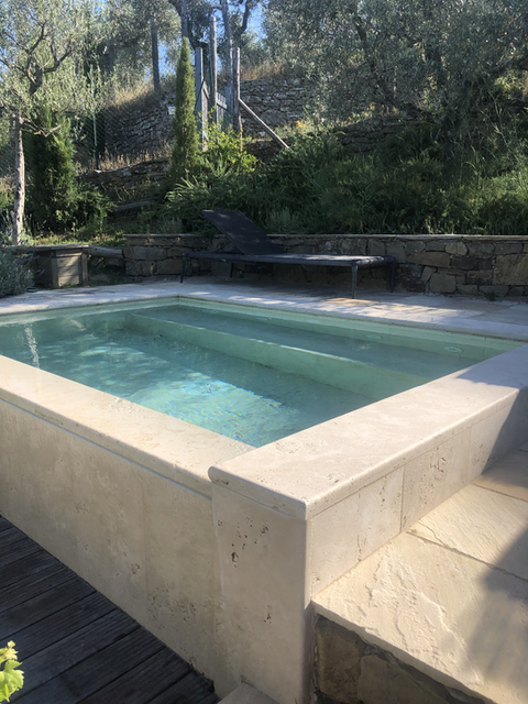 Spa pool in Tuscan travertine stone that creates the sensation of freshness.
