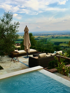 Spa pool with massage jets while looking at Val di Chiana.