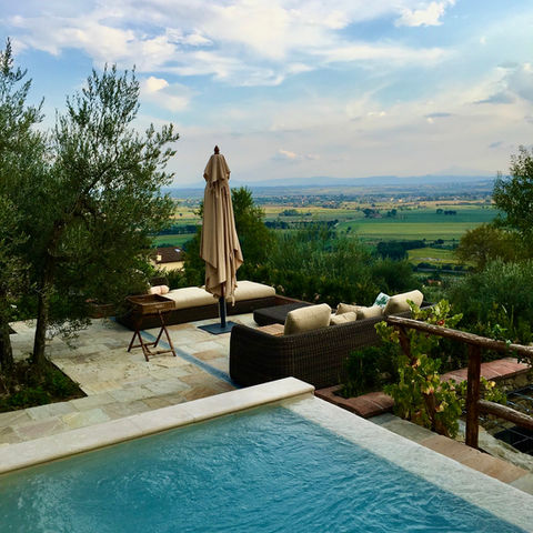 Spa pool with massage jets while looking at Val di Chiana.