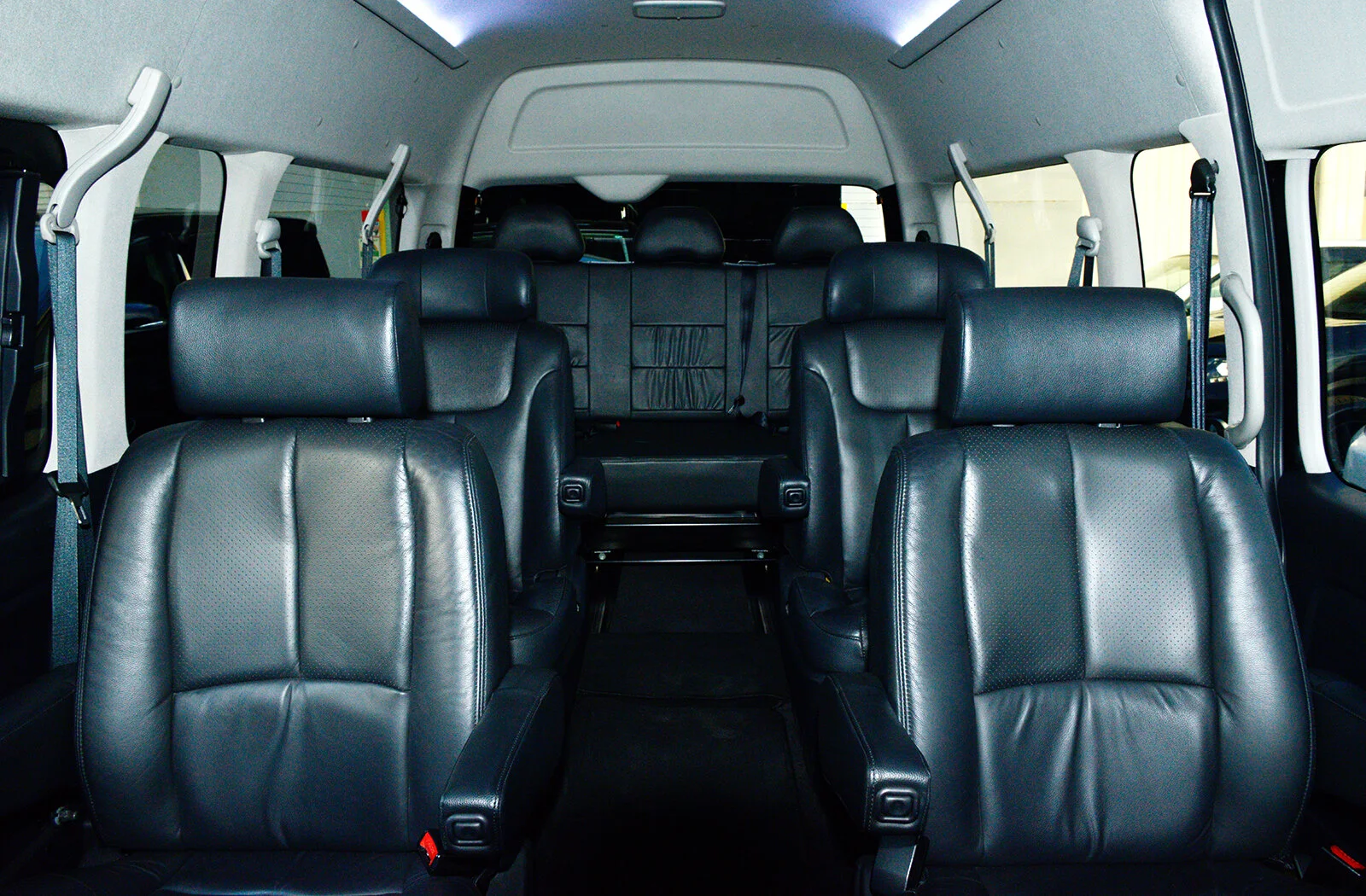 ToyotaHiaceInt1.webp