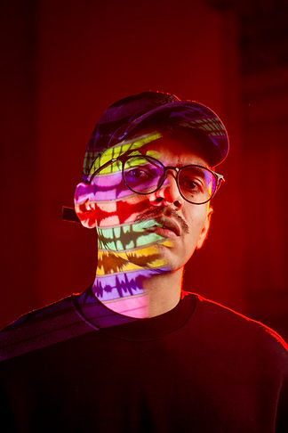 Foto de glass rules con forma de ondas de audio digital en su rostro