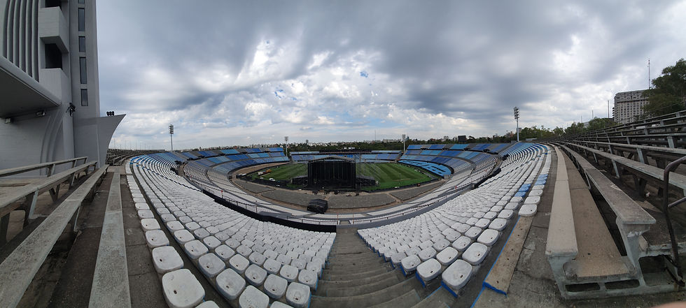 Interior do estádio centenário vazio em Montevidéu, no Uruguai