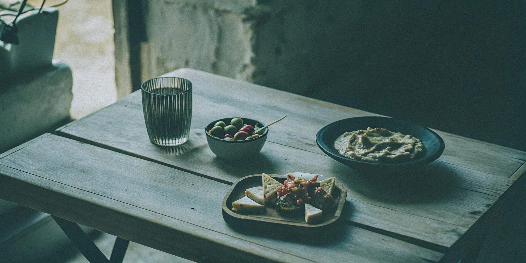 Elegant Mediterranean mezze platter with hummus, grilled halloumi, marinated olives, and fresh pita