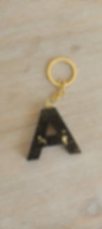 porte cle resine fait main noir et feuilles d'or lettre a