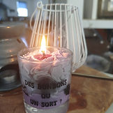 plaisir-cosy-bougie-gourmande-halloween-fleurs-blanches-santal-1-les-fees-meres-allumee.jp