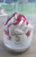 Bougie gourmande dans sa verrine, senteur cerise, avec chantilly, inscription Bonne fête maman
