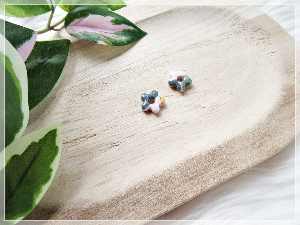 Miniature : Pampilles " Flora "/ crème beige, taches vert, bleu, ocre doré / Motif