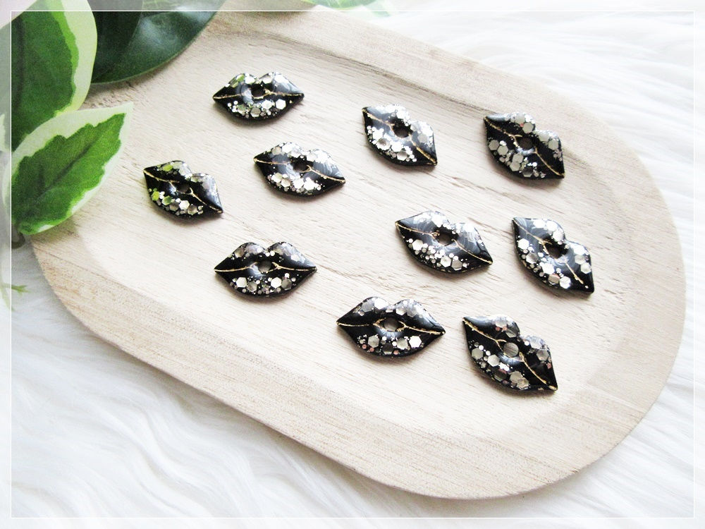 Pampilles " Bisou "/ noir, paillette doré, feuille d'or