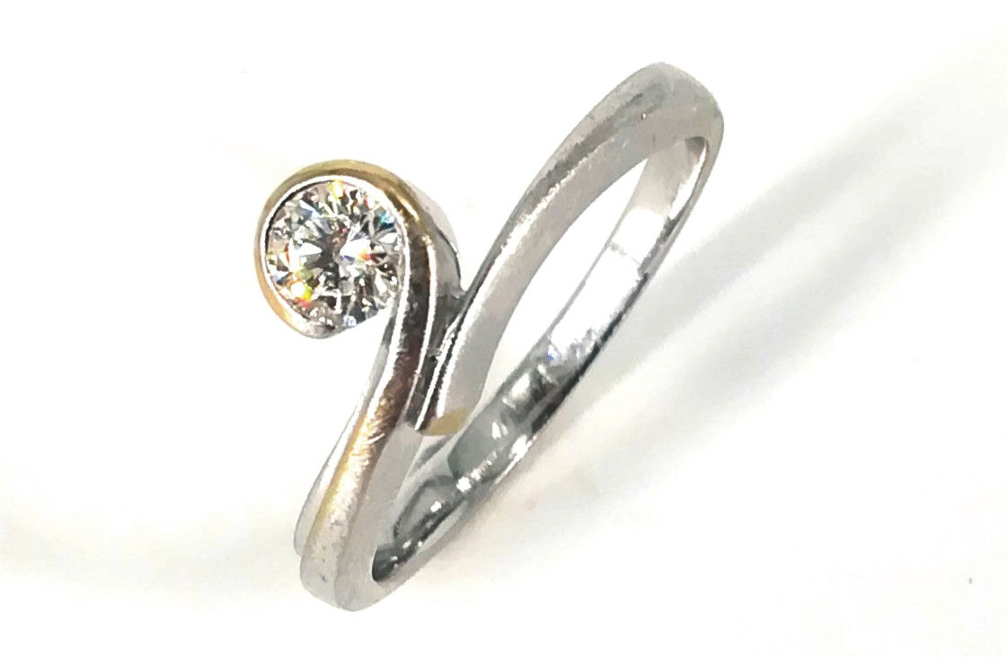 18CT WHITE GOLD DIAMOND RING