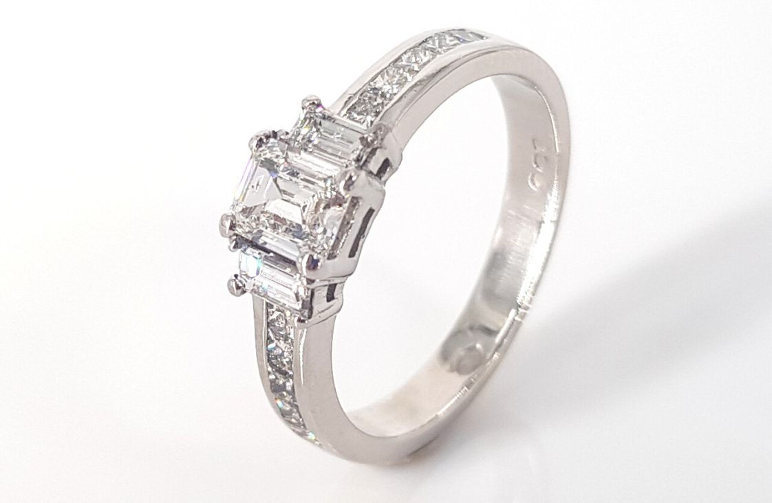 9CT WHITE GOLD EMERALD CUT DIAMOND RING