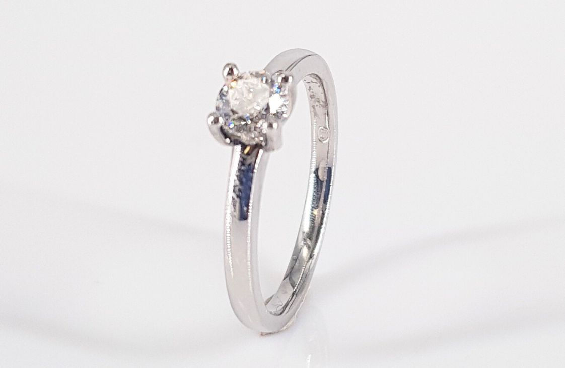 18CT WHITE GOLD DIAMOND SOLITARE RING