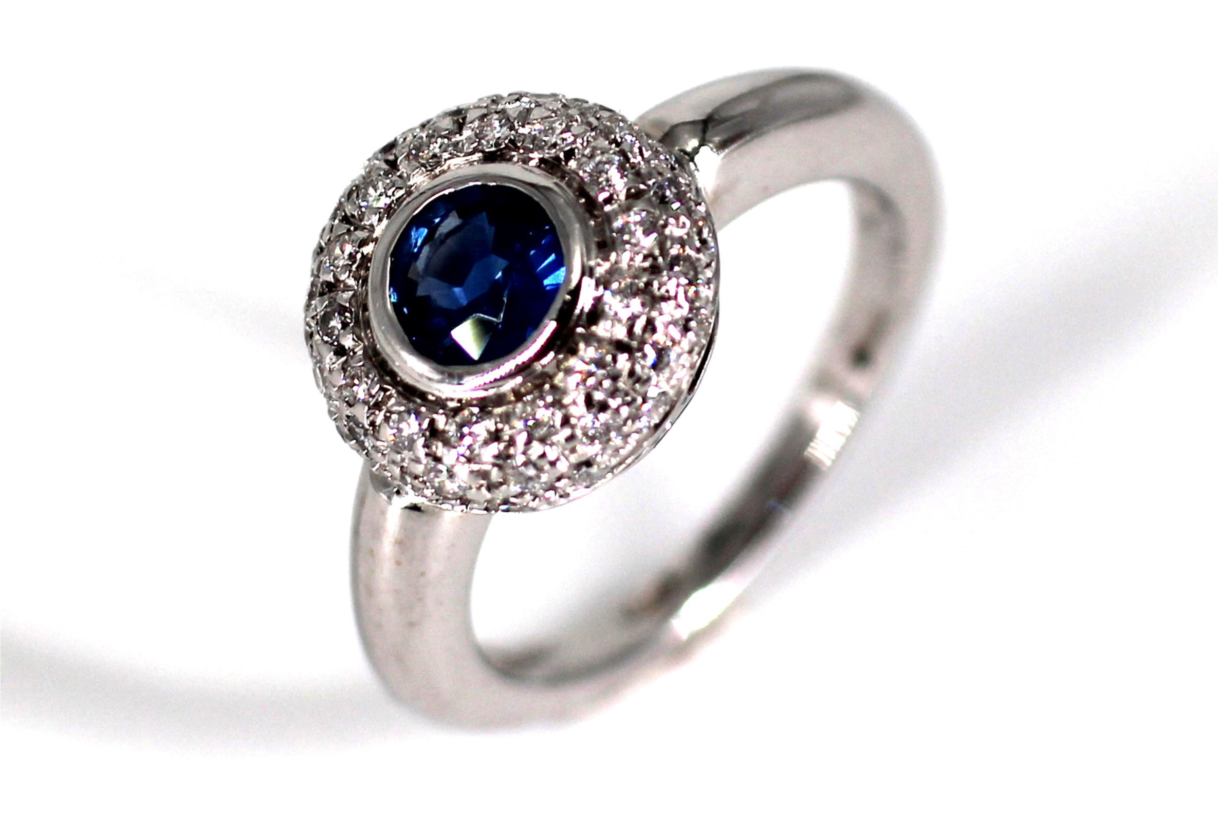 18 CT WHITE GOLD SAPPHIRE DIAMOND RING