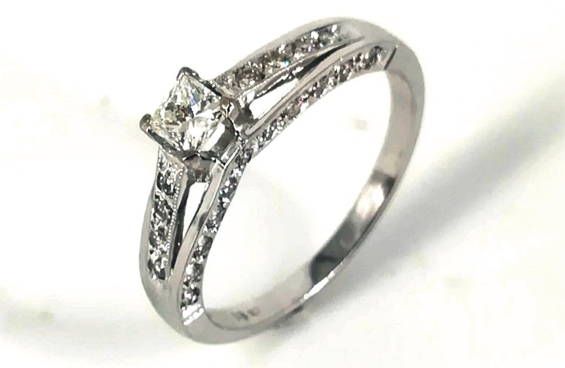18CT WHITE GOLD DIAMOND RING